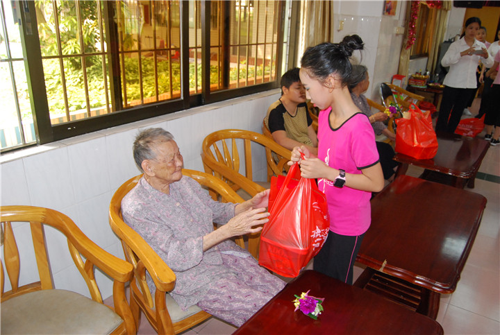 30 Students Spent Mother’s Day with the Elderly